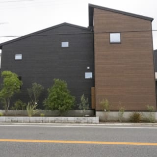 道路側からみた様子。建物や駐車場が目隠しとなり、コモンテラスやウッドデッキといったプライベート空間が見えない配置