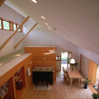 北側（写真左）に、箱型で水回りをまとめることで、勾配屋根の高さを活用。空間の広がりと採光・通風を可能に