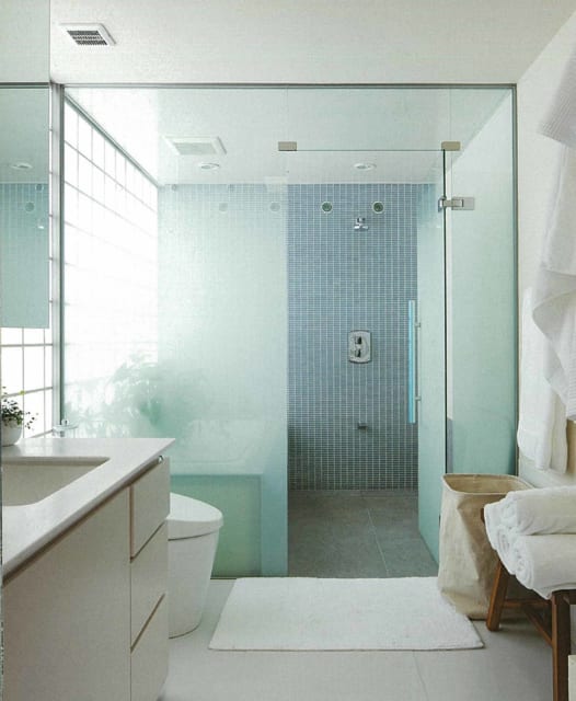 3階バスルーム。白い洗面室から奥のバスルームにかけて徐々に青みが加わり、爽やかなグラデーションを描く