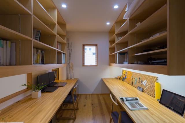 ２階の図書室（ワークスペース）。木のぬくもりに包まれた落ち着いた空間は、仕事に集中でき、ご主人のテレワークにも最適だそうだ