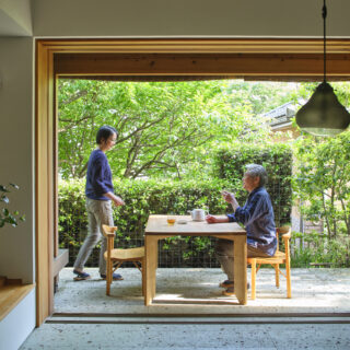 玄関から通庭そして南庭へと続く大谷石のテラス（南庭）。天気の良い日には、窓を大きく開き、読書をしたり、食事をすることも
