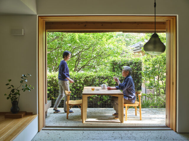玄関から通庭そして南庭へと続く大谷石のテラス（南庭）。天気の良い日には、窓を大きく開き、読書をしたり、食事をすることも
