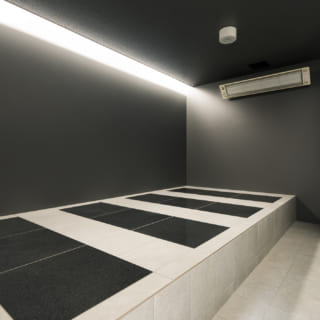 【3階/大人ゾーン】男性専用の岩盤浴スペース。館内にはトレーニングだけでなく、リラクゼーションの設備も揃う