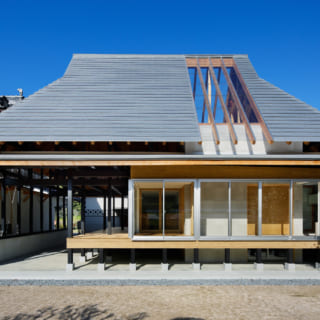 大屋根のアウトラインはそのままに、大きく減築し土間と板間のユーティリティー空間で開放感を演出