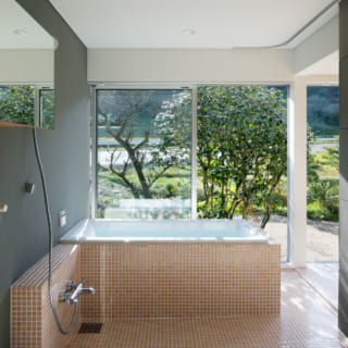 バリアフリーにも配慮したバスルーム。庭の景色を見ながらの入浴は、露天風呂気分を味わえる