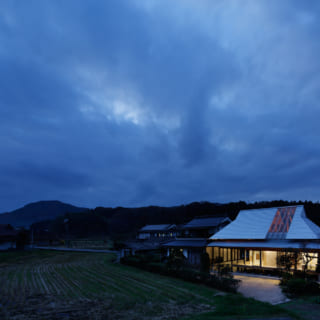 夜になると、大きな開口からの明かりが、行灯のように周囲をぼんやりと照らしてくれる