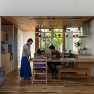 ダイニング・キッチンはリビングと一体空間ながら、少し天井高を下げることでスペースを分けている。キッチンの北向きの窓には、奥様お気に入りの飾り棚も造作