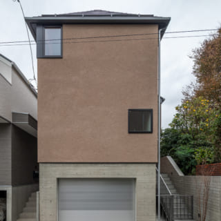 道路側の外観。建物の奥は地中に埋まっており、地下1階+地上2階の3層構造になっている