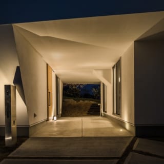 1階のインナーテラスは夜間、照明でライトアップされ、白一色の天井や壁に反射する光が、幻想的な模様を紡ぎ出す