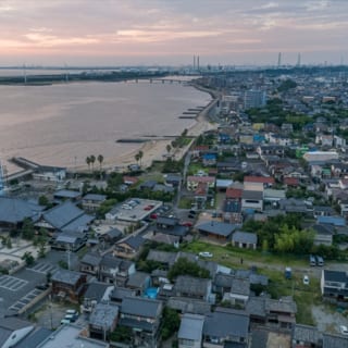 伊勢湾に面した常滑市大野町。T様が気に入って家を建てることを決めたこの土地は海岸から近く、大地震が起こったときには約1mの津波の影響があると言われているため、あえて被災後の建て替えのことも意識して、コンクリートコアを中心とした家を設計した