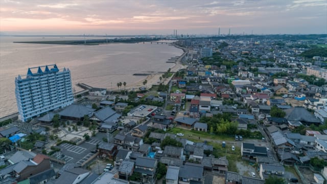 伊勢湾に面した常滑市大野町。T様が気に入って家を建てることを決めたこの土地は海岸から近く、大地震が起こったときには約1mの津波の影響があると言われているため、あえて被災後の建て替えのことも意識して、コンクリートコアを中心とした家を設計した