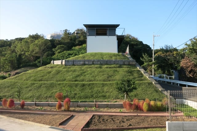 緑の丘に建つY邸。下の植栽は、Yさんがご自身の手で植えられたものだそう