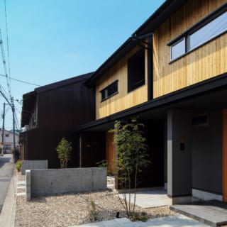 外観。1軒の2世帯住宅を独立した2軒に建て替えた。奥の家は、H様のご両親のご自宅。以前の家は道路との境界線ギリギリまであったが、駐車スペースを確保するため後ろに下げた。その分面積は小さくなったが、H様は「以前の家より広く感じる」おっしゃっているという