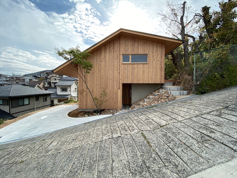 斜面 に 建つ 家