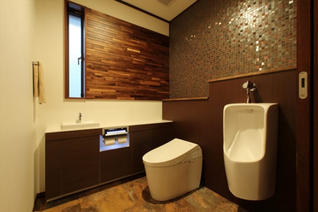 お客様も使用するトイレは、住宅ではあまり使わないモザイクタイルを取り入れ、ホテルライクなテイストに