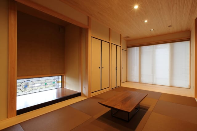 琉球畳や壁の木質が美しい和室。ステンドグラスで洋の要素も取り込んだ