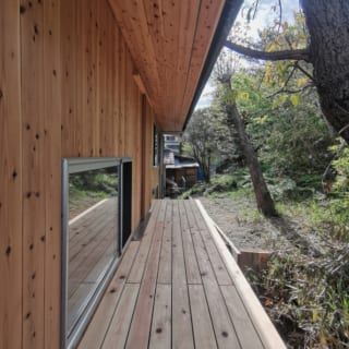 森の中の小路といった雰囲気の、玄関へのアプローチ。建物全体に木の素材が用いられているため、外の自然との一体感が感じられる