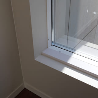 窓は窓枠が見えないように仕上げ、結露対策である膳板を窓下部に後付け。デザイン性と機能性を両立した