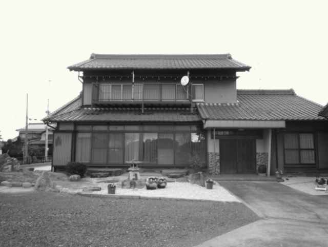 改築前の母屋の外観。このあたりの地域の農家の家によく見られる典型的な日本家屋の造りで、延床面積は60坪ほどもあった