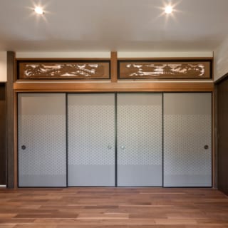 和室の襖には、名古屋・大須にある「からかみ屋」の襖紙「季寄せ」を採用。N様と森さんがショールームへ一緒に足を運んで選んだもの