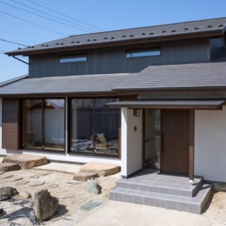 母屋の南面外観。元の建物の2階の屋根を下げて、2階部分をロフト＋小屋裏収納に。屋根、外壁、玄関建具、サッシなどは一新した