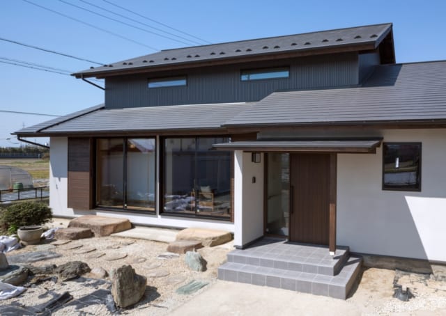 母屋の南面外観。元の建物の2階の屋根を下げて、2階部分をロフト＋小屋裏収納に。屋根、外壁、玄関建具、サッシなどは一新した