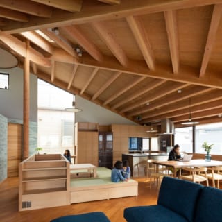 2階は木の温もりが感じられる空間。米松、ウォールナット、チーク、チェリーなど木材を複数使用しているのが特徴的だ。加えてタイルや真鍮、ガラスなども取り入れたことで、今後どんなスタイルのものを室内に取り入れても大らかに受け入れられるという