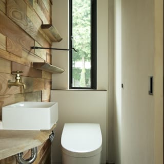 3階に2つあるトイレのうちの1つ。解体された建物の木材を入手してきれいに削り、壁の仕上げに使用