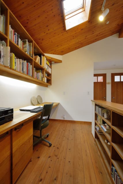 ２階通路の書斎スペースは、ご主人のお気に入りスポット。天窓からの光は１階を照らしてくれる
