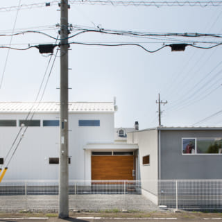 古河の中心にあり、道路からの視認性も高いT邸。住宅は白、整骨院はグレーといった対比が美しい