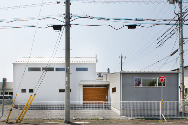 古河の中心にあり、道路からの視認性も高いT邸。住宅は白、整骨院はグレーといった対比が美しい