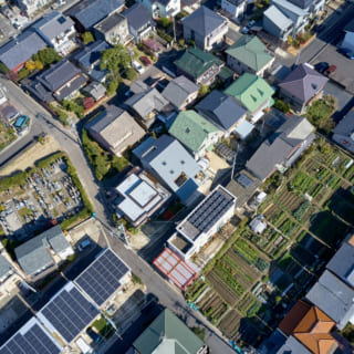 Y邸上空から。写真中央、屋根に大きな開口がある家がY邸。このエリアは住人しか使わない私道の生活道路が多く、同じ生活道路を使う人同士の温かなコミュニティが形成されている