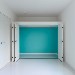 2階北東、居室B。T様のご要望だった、差し色としてのライトなブルーグリーンは収納の壁面に使用した。扉を開けると明るい色が目に飛び込んできて、毎回新鮮な感動が得られる