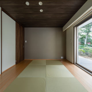 琉球畳を用いた和室。来客が落ち着いて過ごせるよう、リビングダイニングより天井の高さを低く抑えている