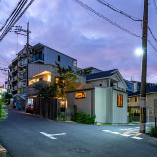 ずっと前からこの場所に建っていたかのように、街に溶け込むU邸。木の壁や板塀もどこか懐かしさを感じさせる