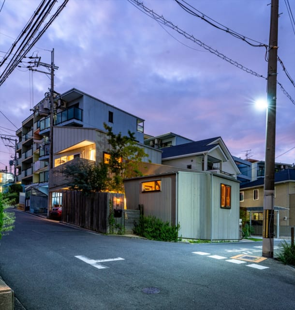 ずっと前からこの場所に建っていたかのように、街に溶け込むU邸。木の壁や板塀もどこか懐かしさを感じさせる