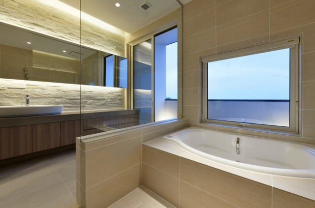 ３階に設けられた、洗面・浴室。湯に浸かりながら昼には富士山、夜には星空が楽しめるのだとか