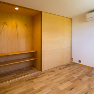 長女の部屋から見た収納。左半分は長女の部屋からしか使えないが、洋服をディスプレーのように飾ることができる