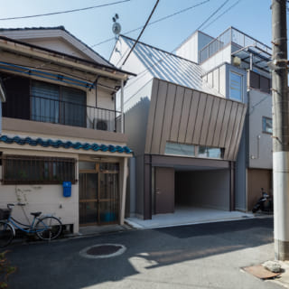 大阪市鶴見区の住宅密集地にあるMさん邸。隣家がギリギリまで迫り、斜線規制もあるなど制約の多い土地だった