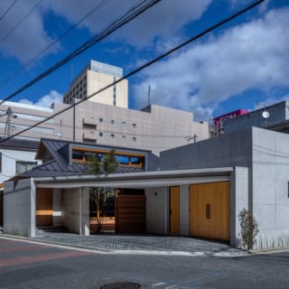 黒いガルバリウム鋼板でつくられた立体的な屋根と、木、塗り壁、コンクリート打ち放しをバランスよく組み合わせた「現代和モダン」な外観。洗練されているが近寄りがたさはなく、どことなく郷愁をおぼえる温かみもある