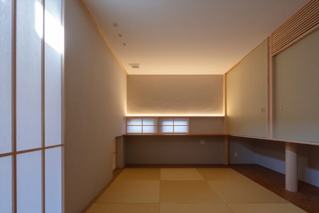 和室は間接照明を効果的に使い、日本建築の簡素な美しさを豊かに表現
