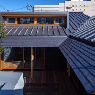 数寄屋をイメージした屋根は、平部と軒の2段に分かれている。平部の屋根の厚みを引き継がずにすむので軒を薄くデザインでき、シャープな印象。2段の屋根は段ごとに葺き方を変え表情豊かに仕上げている