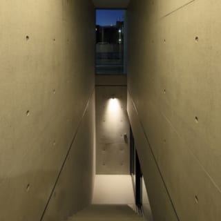 玄関ホールから直接地下へと繋がる階段。プライベートな居住空間となる上階と使い分けができるように配慮