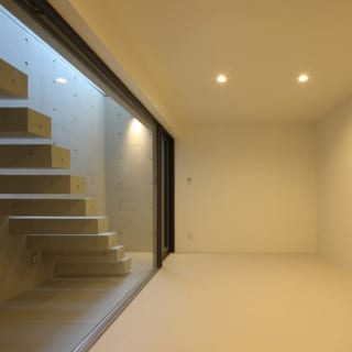 地下室は大きなFIX窓を設けることで、玄関ホールからの光を室内に採り入れている