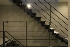 コンクリート×光のデザイン演出が秀逸 3階建て＋地下室のガレージハウス