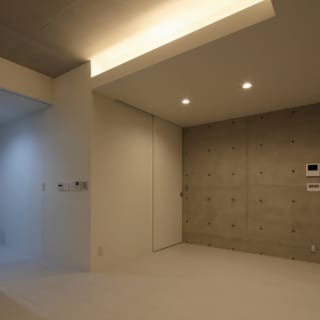 2階のLDKはタイル敷きで、壁、床、天井を白くすることで、バルコニーとの間の大きな窓から差し込む光がより明るく室内に回るようにしている。さらに、高天井を加えることで、開放感も演出している