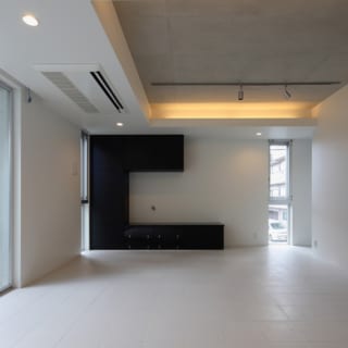 照明には蛍光色を使わず、暖色のものを多く採用することで、コンクリートに囲まれた空間でも、ほんのり暖かみを感じさせてくれる