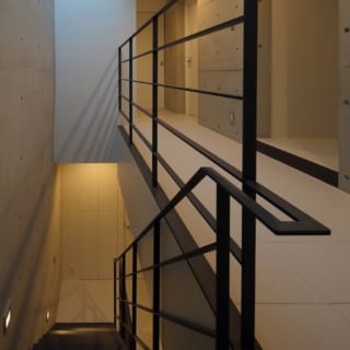 3階のホールから見た階段。上部のトップライトから、光が差し込む様子が分かる