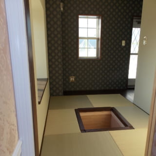 リビング脇にある和室は、掘りごたつ対応。畳の下を収納とした