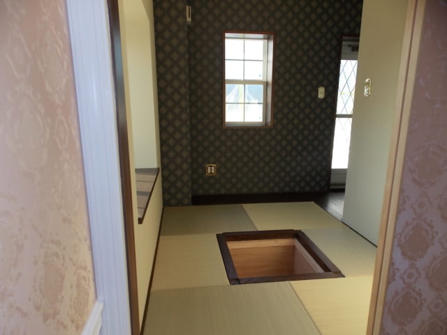 リビング脇にある和室は、掘りごたつ対応。畳の下を収納とした